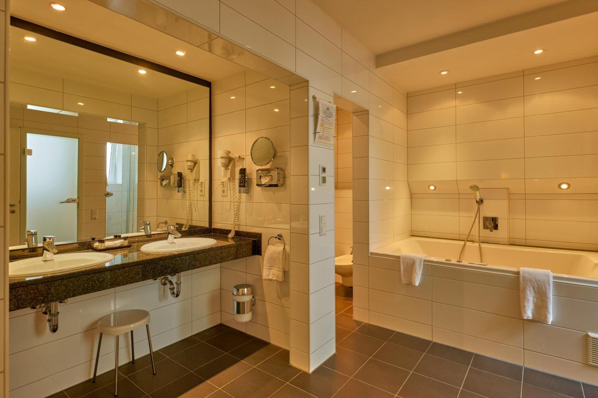 Trip Esplanade, Hotel